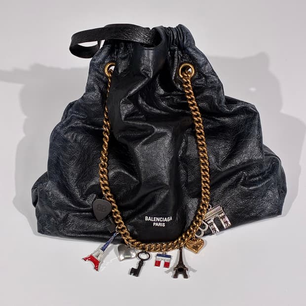 발렌시아가 크러쉬 미디엄 더티 이펙트 수베니어 참 토트백 블랙