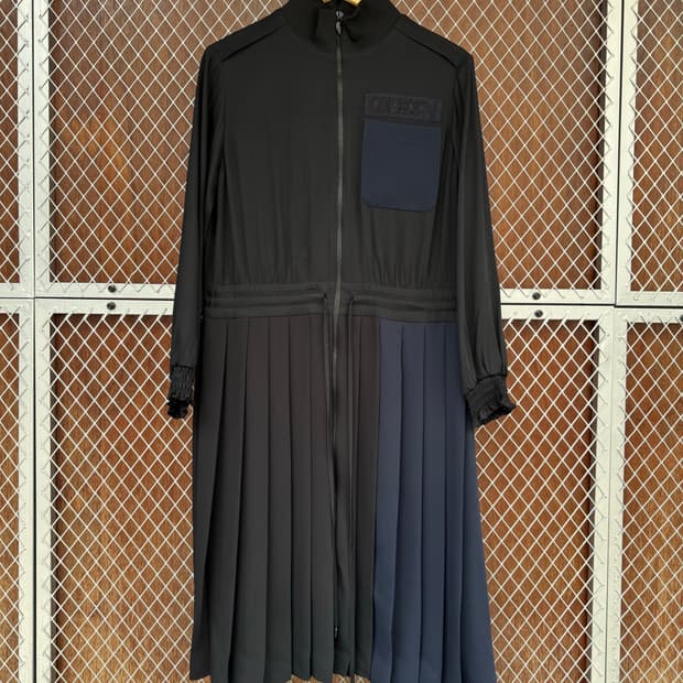 럭키슈에뜨 플리츠 쉬폰 지퍼 디테일 셔링 배색 로고 롱 원피스 36