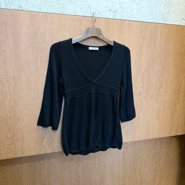 빈티지 브이넥 니트 7부 소매 펀칭 배색 디테일 블랙