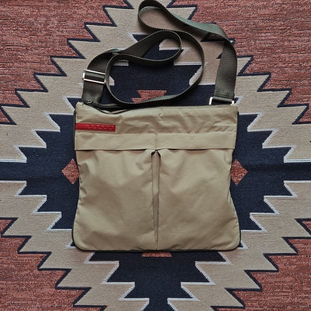 프라다 스포츠 메신저백 / 샌드베이지