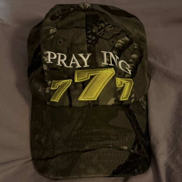 praying 777 카모 캡