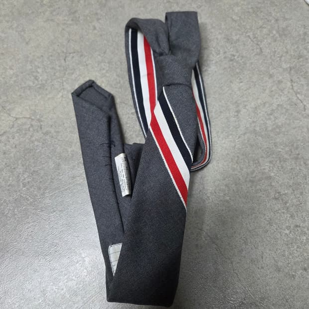 톰브라운 시그니쳐 미드그레이 넥타이