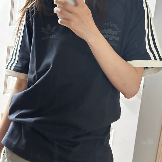 아디다스(ADIDAS) 스포츠 그래픽 캘리 티셔츠 IS1413
