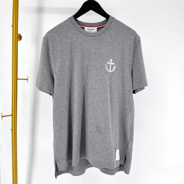 [4사이즈] 톰브라운 앵커 아이콘 반팔 티셔츠 그레이 (MJS214E)