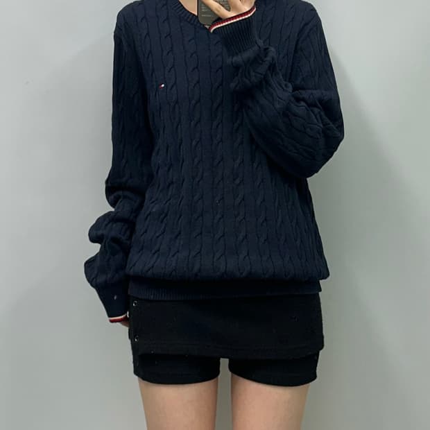 타미힐피거 네이비 꽈배기 니트