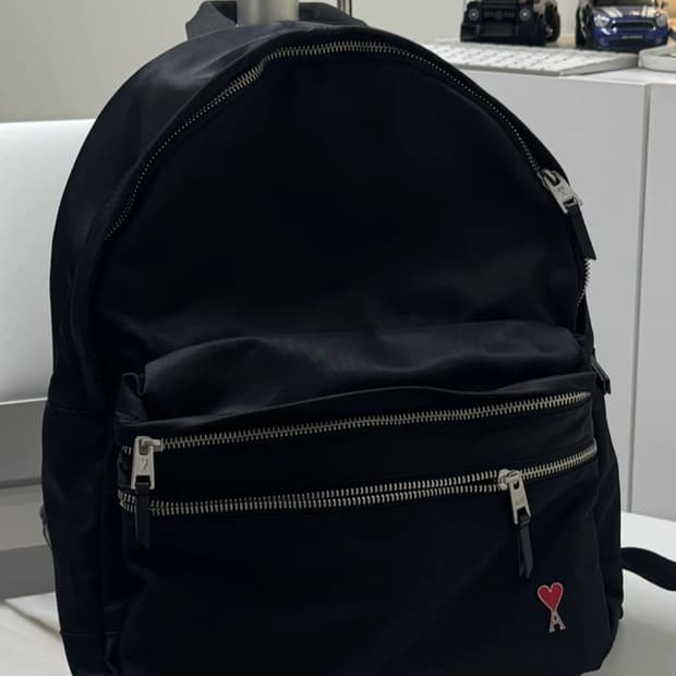 아미 ami 로고 블랙 백팩