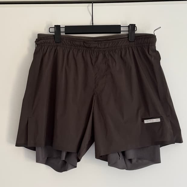 [L] 세티스파이 테크실크 8인치 숏츠 브라운 satisfy