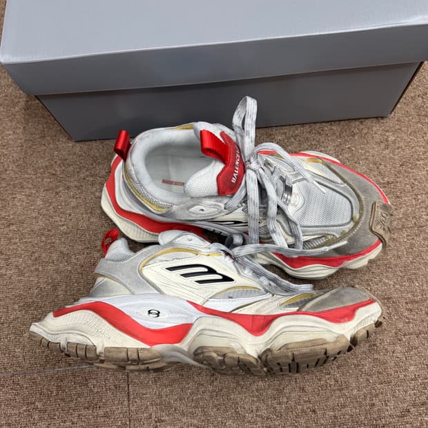 발렌시아가 카고 스니커즈 화이트/레드 40 사이즈 팝니다