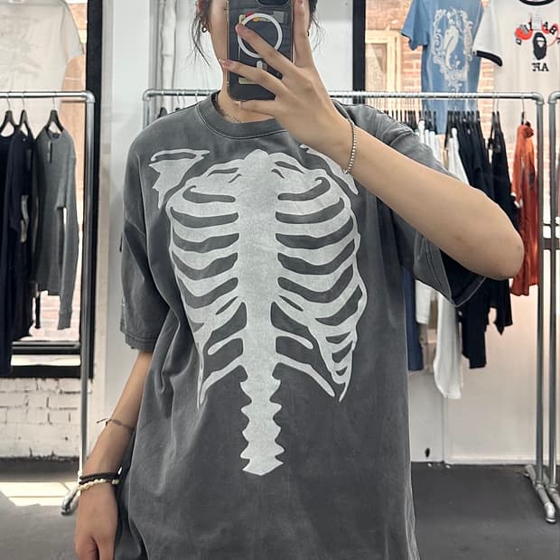 밴슨 레더 본 프린팅 티셔츠