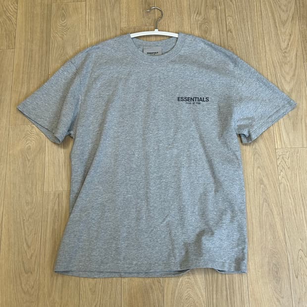 피어오브갓 에센셜(FEAR OF GOD ESSENTIALS) 로고 반팔티