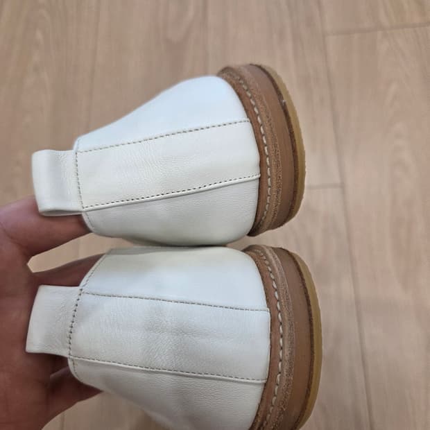 화이트 U팁 로퍼