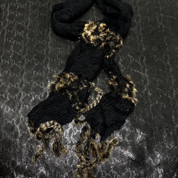 “Vintage”Brown Fur Detail Black Scarf