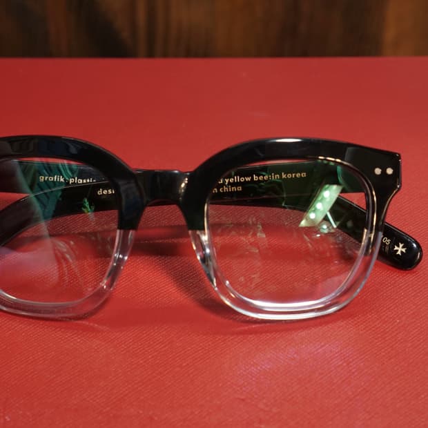 그라픽 플라스틱 X 옐로우비 투톤 안경 