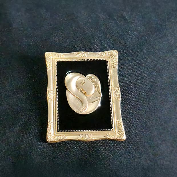 𝒫𝑜𝓇𝓉𝓇𝒶𝒾𝓉 브로치