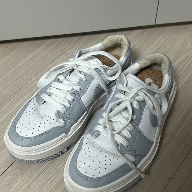 조던 1 엘리베이트 로우 화이트 앤 울프 그레이 W220