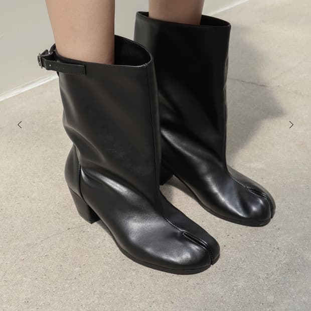 paes 페이즈) Wide Buckle Tabi Boots / Black