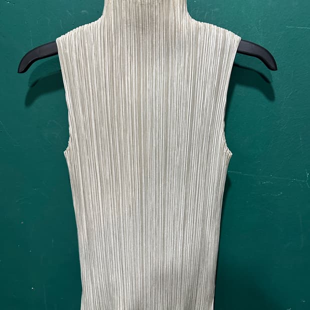 플리츠플리즈 민소매 블라우스