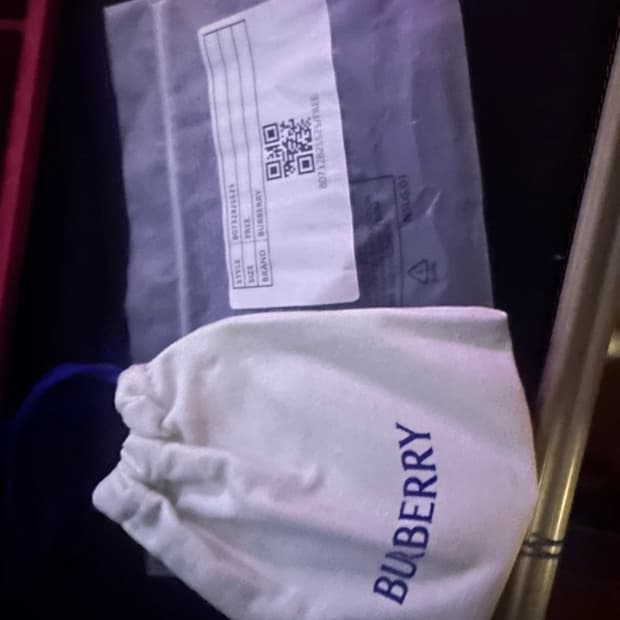 버버리 체크 카드 홀더 네이비 팝니다