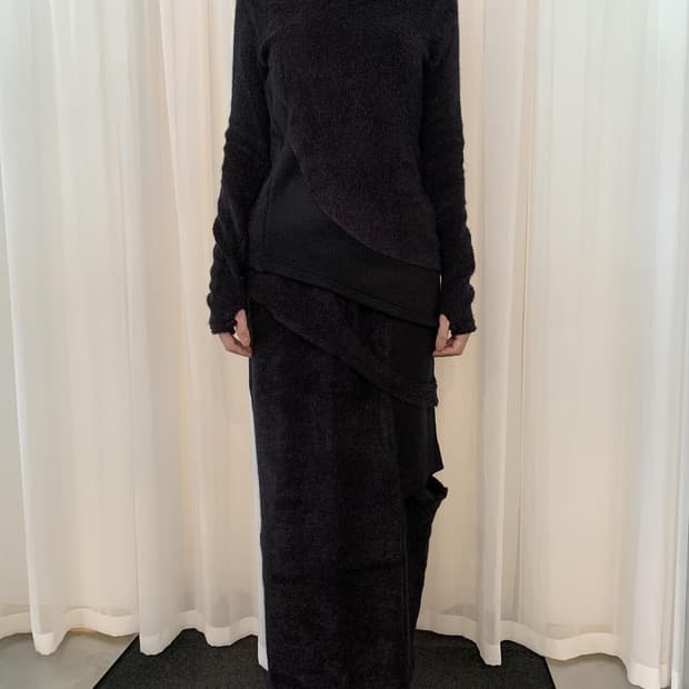 지초이 AW24 CURVED TURTLENECK SWEATER (BLAC