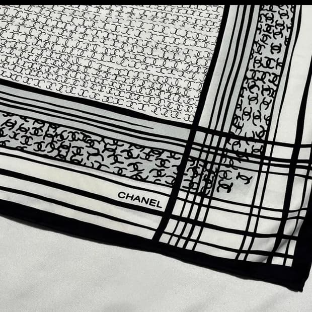 샤넬 더블C 패턴 스카프