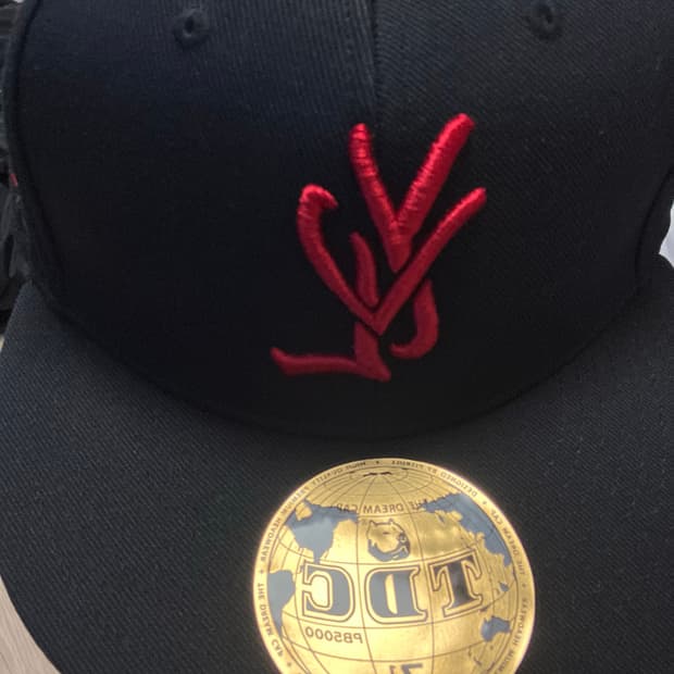 플레이보이 카티 yvl 모자 RED ON BLACK 7 1/4