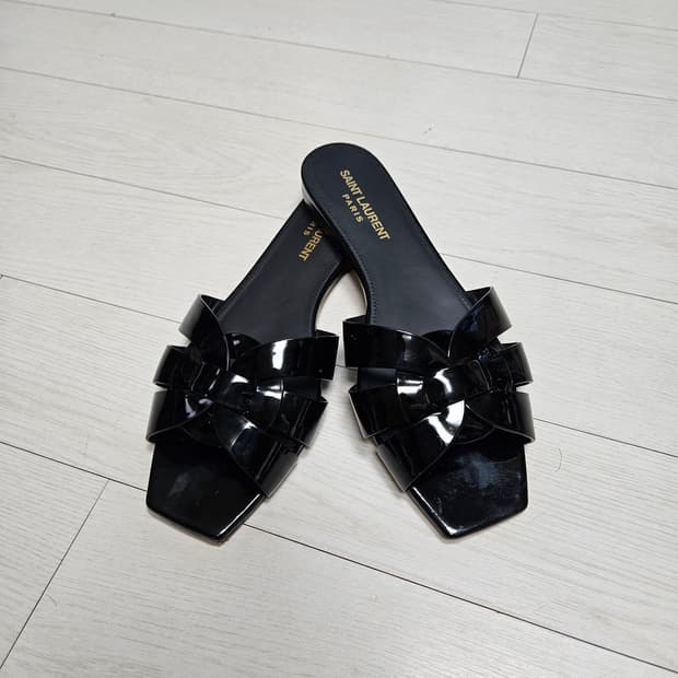 생로랑 트리뷰트 플랫 샌들 
