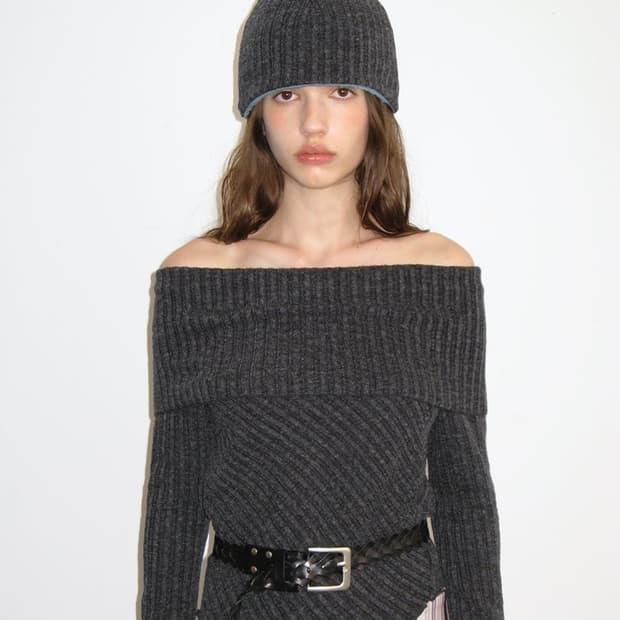 새상품) 폴리수엠 오프숄더 니트 차콜