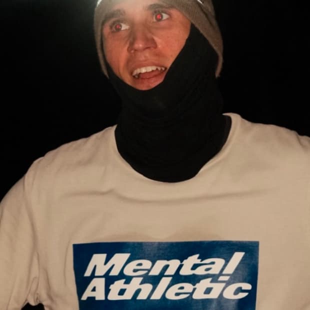 mental athletic 로고티 화이트