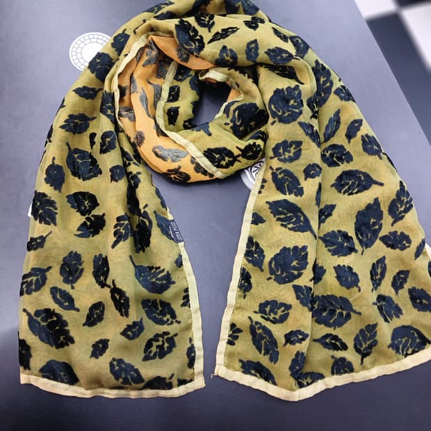 모리걸 나뭇잎 스카프 