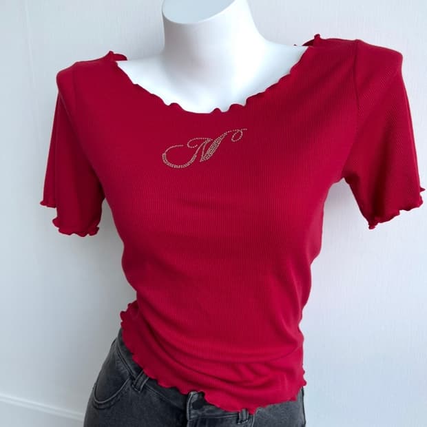 NICE CLAUP 레드 큐빅 로고 프릴 티