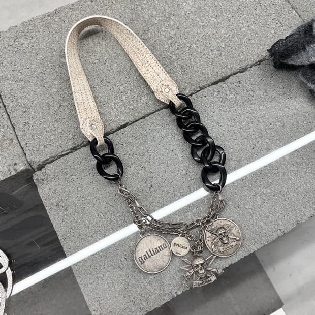 2000‘s 존 갈리아노 레이어드 크랙 레더 목걸이