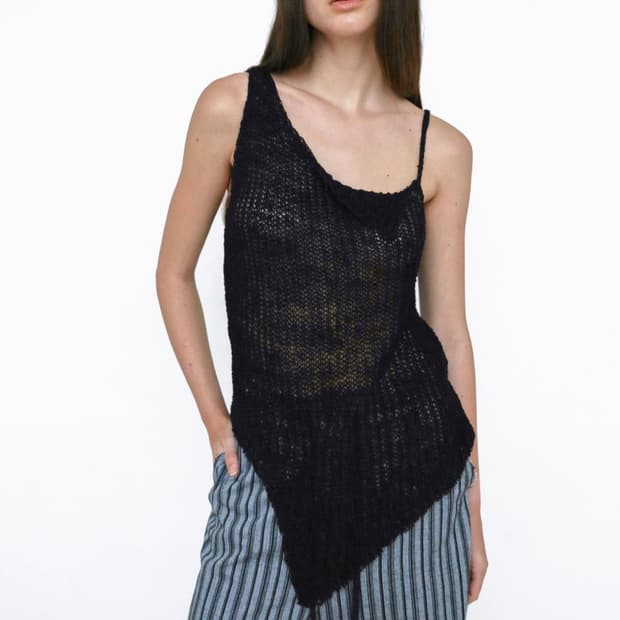 GRUNGED KNIT SLEEVELESS TOP