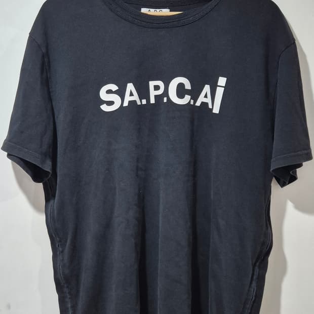 
A.P.C x sacai 스펠아웃 반팔 티셔츠