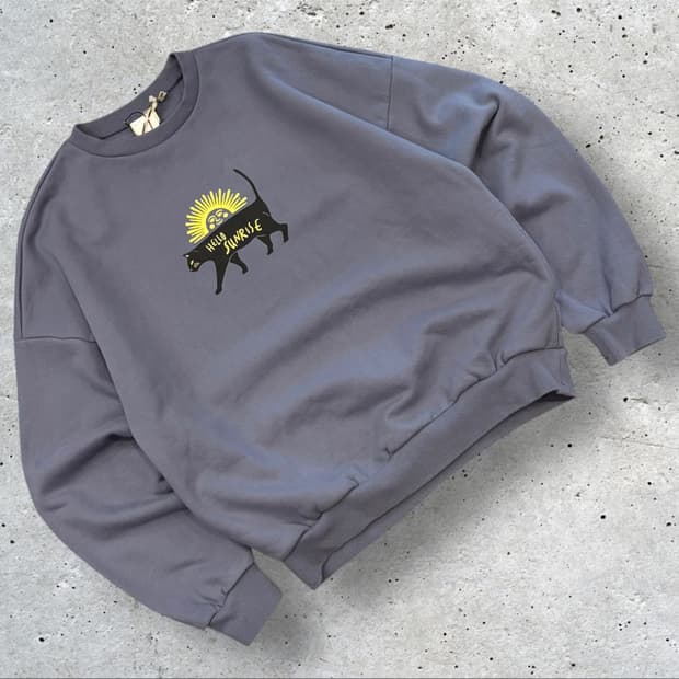 [M] 헬로선라이즈 고양이 프린팅 맨투맨 스모키 블루 B447