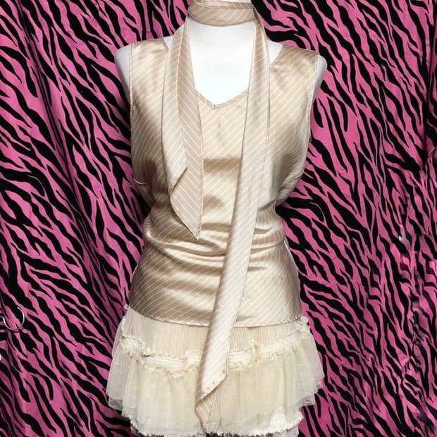 스트라이트 스카프 슬리브리스 블라우스 베이지