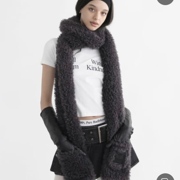 배드블러드 퍼 머플러 차콜