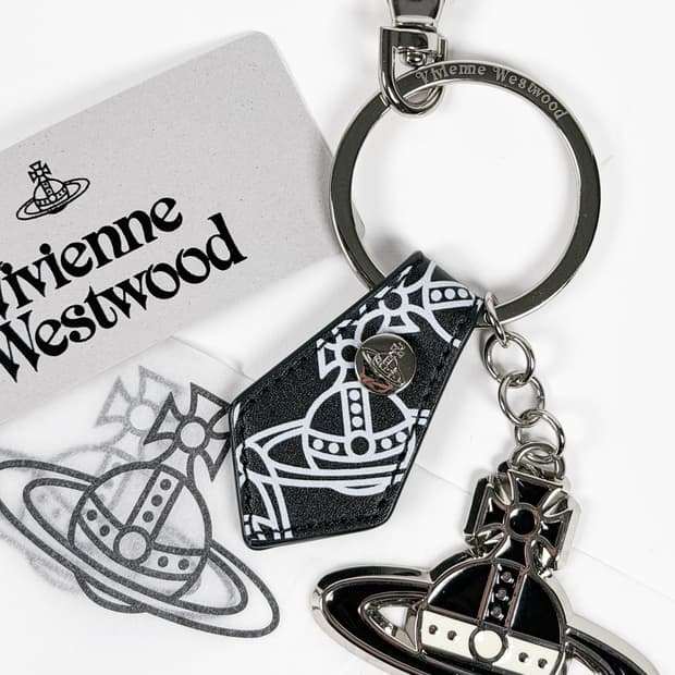 비비안웨스트우드 레더 메탈릭 블랙 앤 화이트 키링