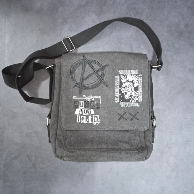 Punk is Not Dead 콜라쥬 패치 크로스백 (새제품)