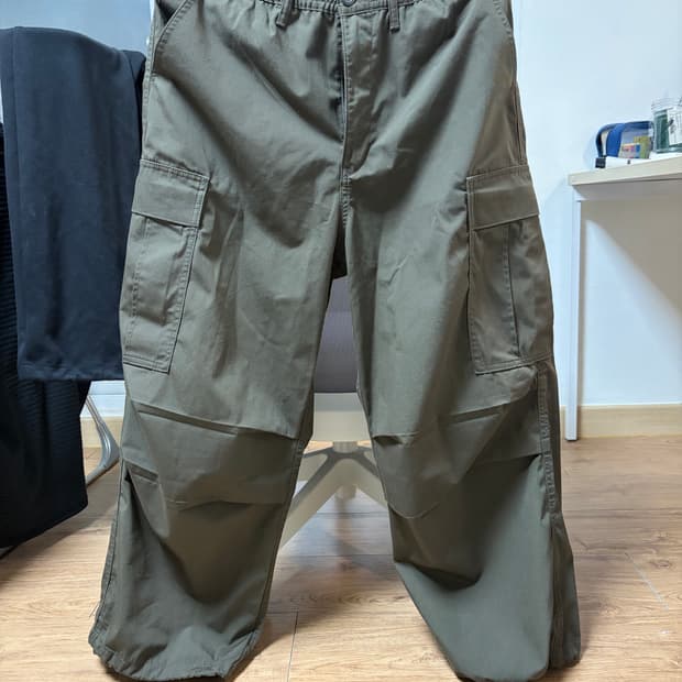 Gu 슈퍼와이드 카고팬츠 다크브라운 m사이즈 팝니다