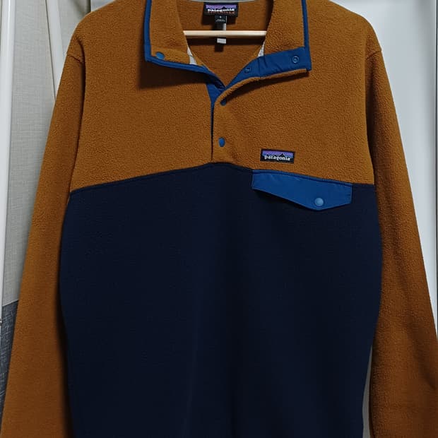 [S] 파타고니아 신칠라 스냅티 네이비 블루 / 베어 브라운