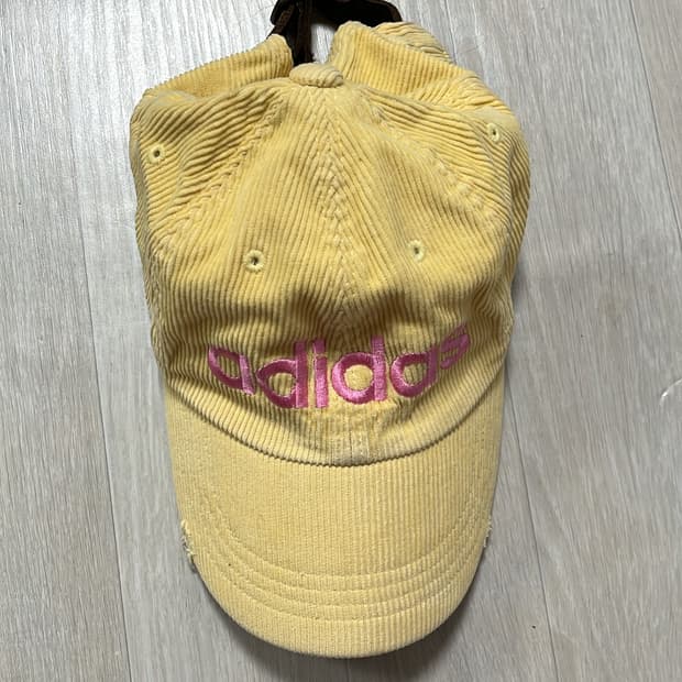 아디다스 코듀로이 옐로우 캡 모자