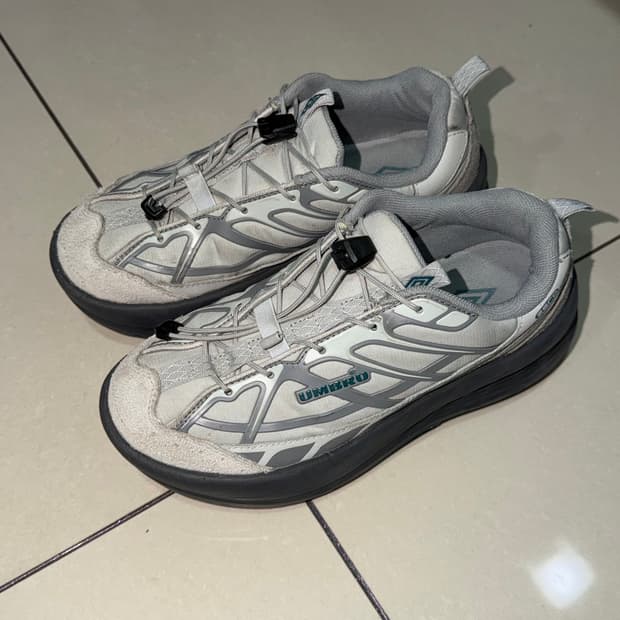 엄브로 하이코어 운동화 240