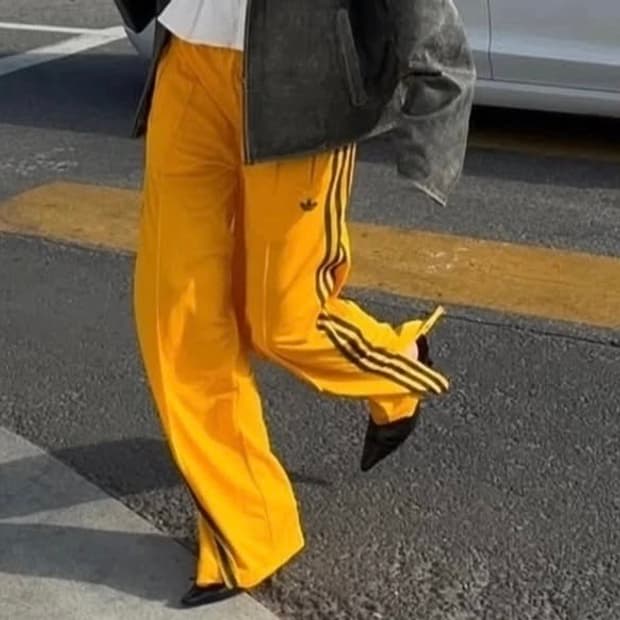 노란색 트랙팬츠