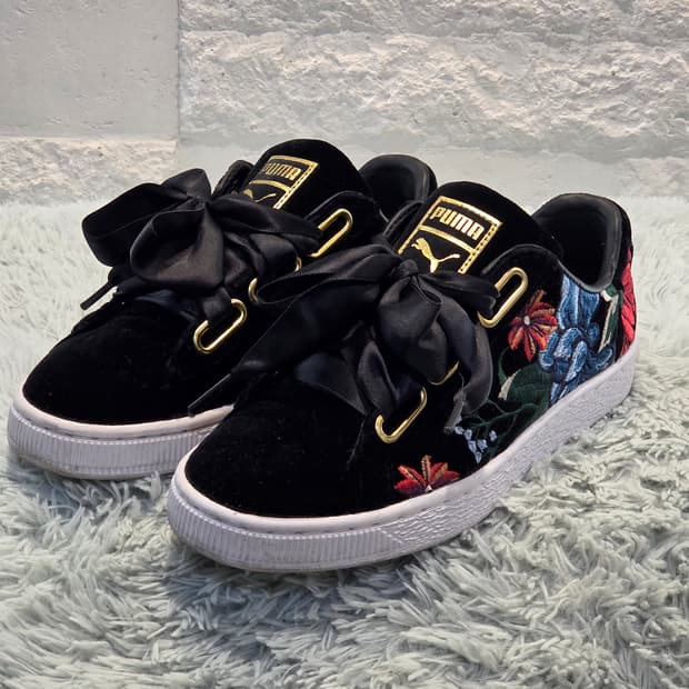 7q-6:푸마 벨벳 플라워 자수 스니커즈 (22cm)-거의새거