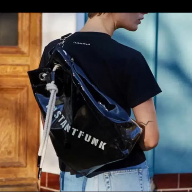 인스턴트펑크 에나멜 버킷백 블랙 크로스백