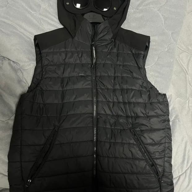 CP컴퍼니 고글 패딩 조끼 블랙