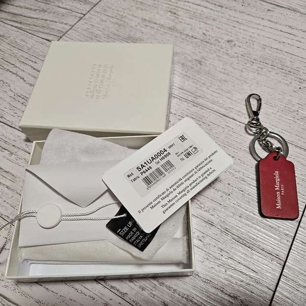 메종 마르지엘라 포 스티치 키링 블랙 레드