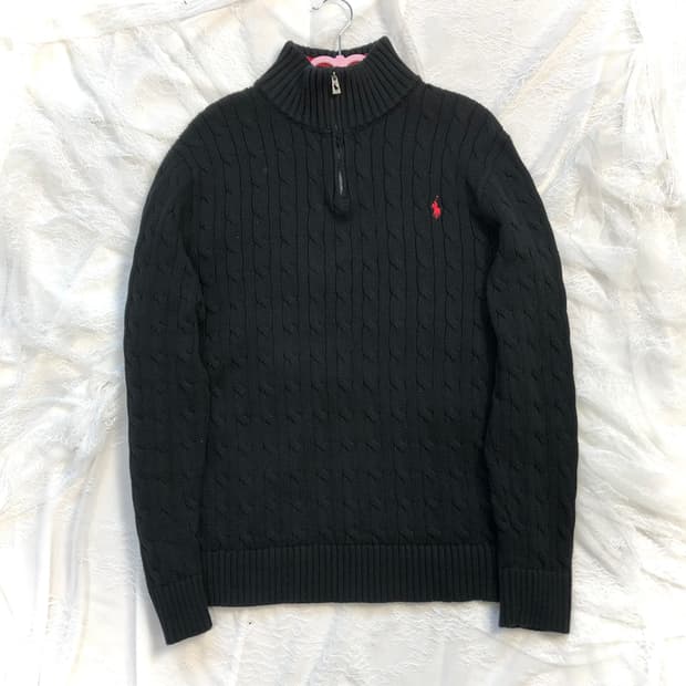 폴로 검+빨 꽈배기 반집업 니트