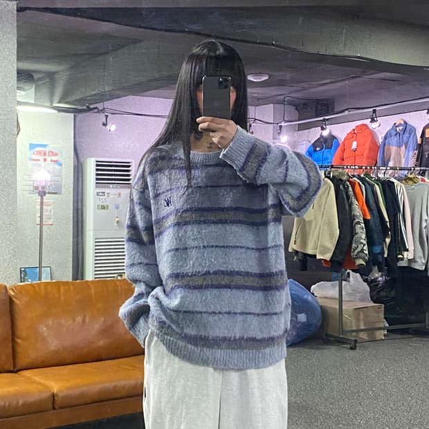 우알롱 그라데이션 헤어리 스트라이프 니트 스웻  B4294