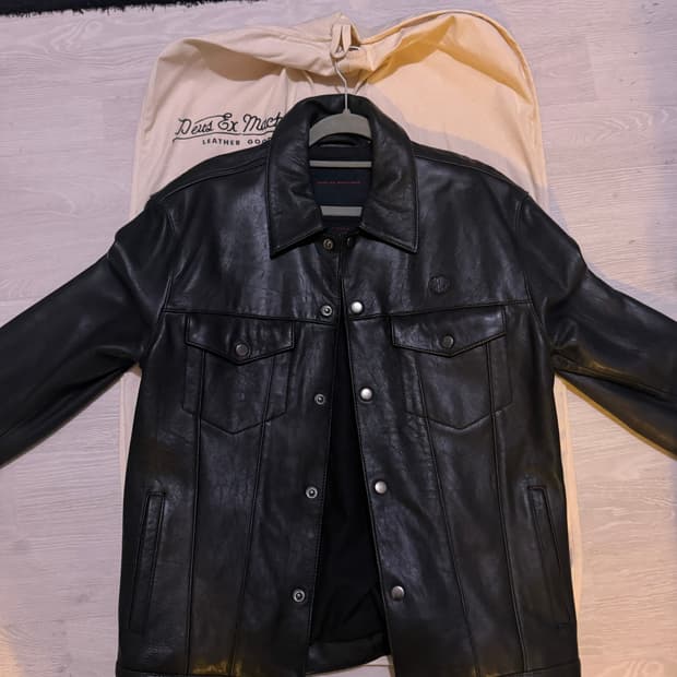 데우스 가죽자켓 판매합니다.
